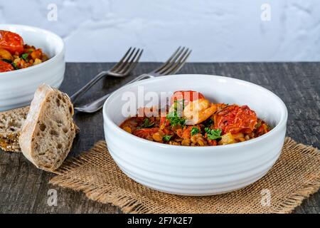 Chorizo, Linsen- und Garneleneintopf mit gerösteten Tomaten Stockfoto