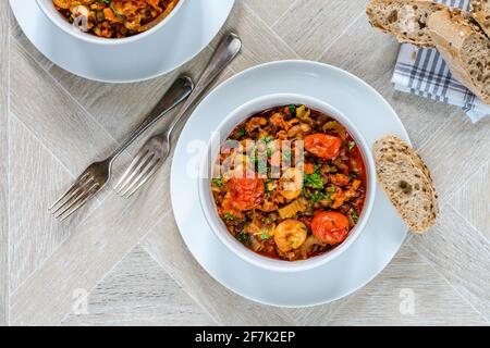 Chorizo, Linsen- und Garneleneintopf mit gerösteten Tomaten - Blick von oben Stockfoto