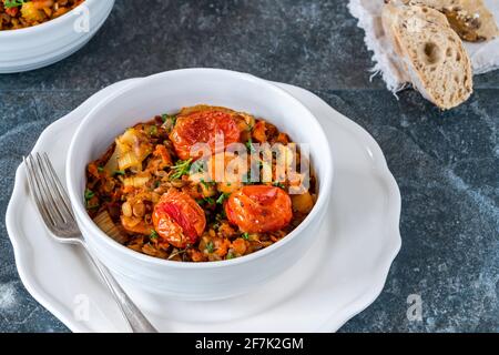 Chorizo, Linsen- und Garneleneintopf mit gerösteten Tomaten Stockfoto