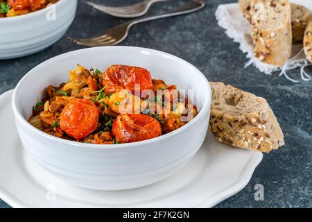 Chorizo, Linsen- und Garneleneintopf mit gerösteten Tomaten Stockfoto