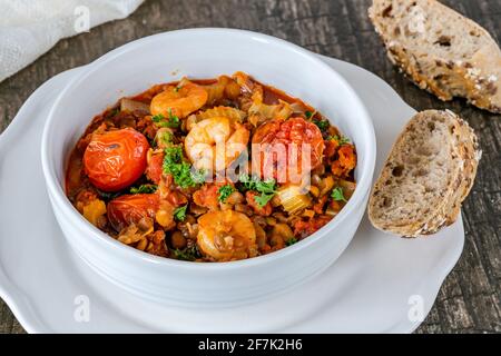 Chorizo, Linsen- und Garneleneintopf mit gerösteten Tomaten Stockfoto