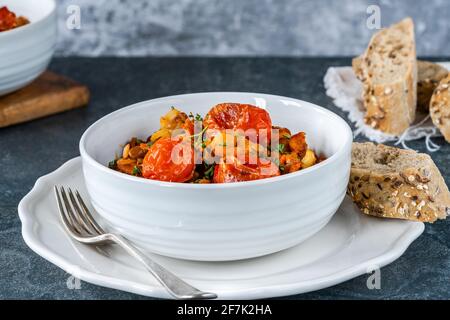 Chorizo, Linsen- und Garneleneintopf mit gerösteten Tomaten Stockfoto