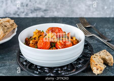 Chorizo, Linsen- und Garneleneintopf mit gerösteten Tomaten Stockfoto