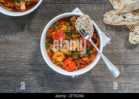 Chorizo, Linsen- und Garneleneintopf mit gerösteten Tomaten - Blick von oben Stockfoto