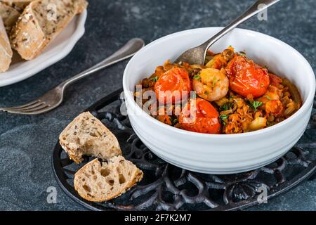 Chorizo, Linsen- und Garneleneintopf mit gerösteten Tomaten Stockfoto