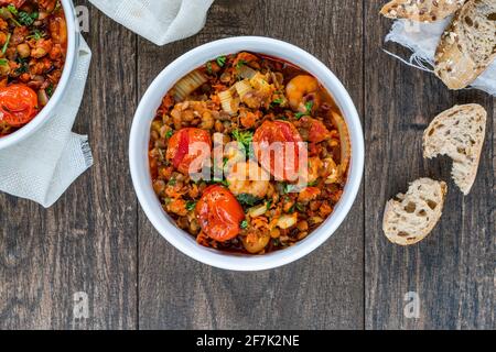 Chorizo, Linsen- und Garneleneintopf mit gerösteten Tomaten - Blick von oben Stockfoto