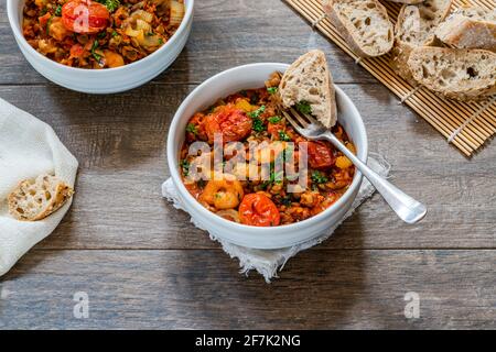 Chorizo, Linsen- und Garneleneintopf mit gerösteten Tomaten - Blick aus der Nähe Stockfoto