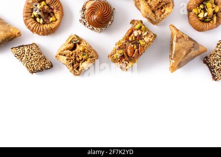 Auswahl an Ramadan Dessert Baklava isoliert auf weißem Hintergrund Stockfoto