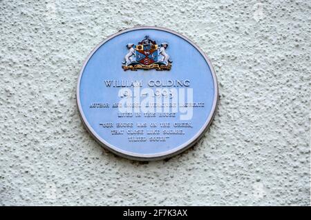 Blaue Plakette auf dem ehemaligen Haus von William Golding 1911-1993, Marlborough, Wiltshire, England, Großbritannien Stockfoto