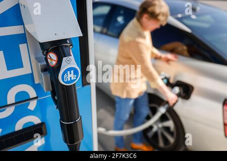 Herten, Nordrhein-Westfalen, Deutschland - Wasserstoffauto betankt H2-Wasserstoff an einer H2-Wasserstoff-Tankstelle, Presseveranstaltung an der H2-Tankstelle Stockfoto