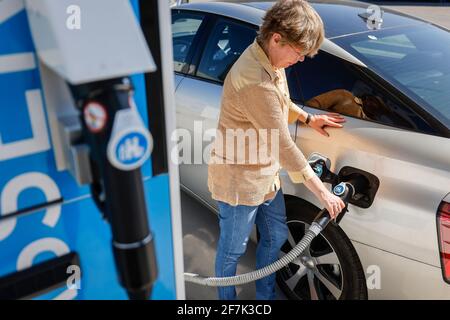 Herten, Nordrhein-Westfalen, Deutschland - Wasserstoffauto betankt H2-Wasserstoff an einer H2-Wasserstoff-Tankstelle, Presseveranstaltung an der H2-Tankstelle Stockfoto