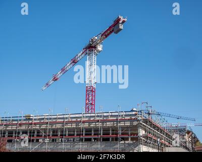 Baukran auf einer großen Baustelle in der Stadt Stockfoto