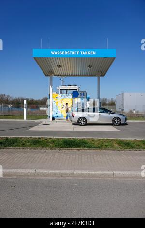 Herten, Nordrhein-Westfalen, Deutschland - Wasserstoffauto betankt H2-Wasserstoff an einer H2-Wasserstoff-Tankstelle, Presseveranstaltung an der H2-Tankstelle Stockfoto