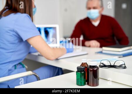 Nahaufnahme der Medizin und des Seniorpatienten beim Arzt Stockfoto