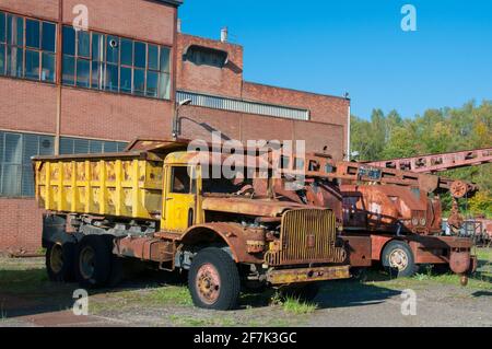 Verrostete Bergbauausrüstung und LKW, Museum La Mine Wendel, Moselle (57), Frankreich Stockfoto