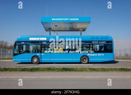 Herten, Nordrhein-Westfalen, Deutschland - Wuppertal Wasserstoffbus betankt H2-Wasserstoff an einer H2-Wasserstofftankstelle, Pressereignis Testbetanken Stockfoto