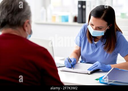 Älterer Mann während des Arztbesuchs Stockfoto