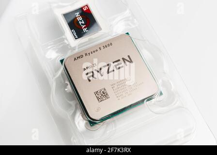 Carrara, Italien - 07. April 2021 - AMD Ryzen Serie 3 Prozessor in seinem ursprünglichen Kunststoffbehälter Stockfoto