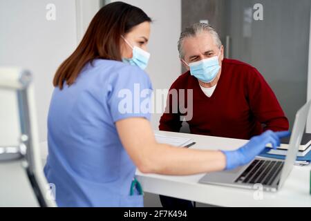 Die Ärztin zeigt die Patientenergebnisse auf einem Laptop Stockfoto