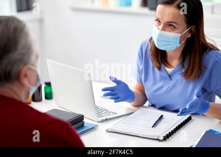 Die Ärztin erklärt dem Patienten die Testergebnisse Stockfoto