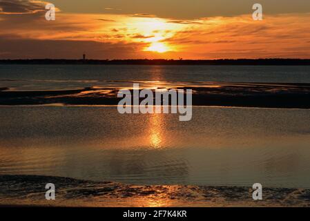 Frankreich, Aquitaine, Arcachon-Becken, die herrlichen Farben des Sonnenuntergangs im Arcachon-Becken vom Strand aus gesehen. Stockfoto