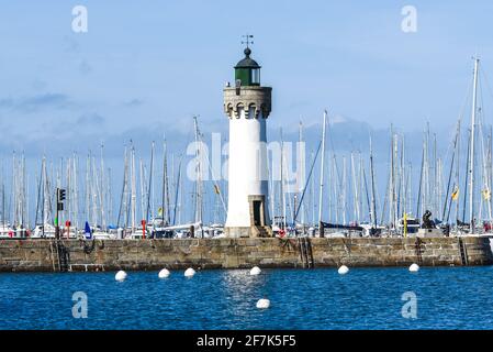 Quiberon Leuchtturm in Frankreich im Hafen der Innenstadt. Stockfoto