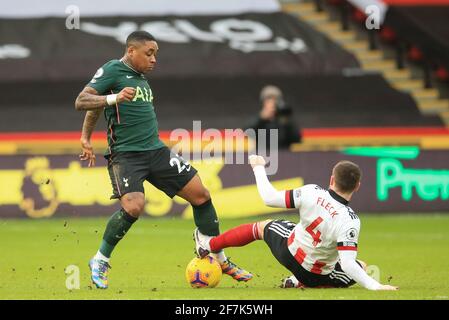 Steven Bergwijn #23 von Tottenham Hotspur wird von John gefoult Fleck #4 von Sheffield United Stockfoto