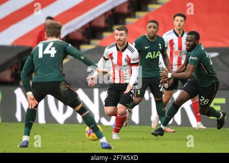 John Fleck #4 von Sheffield United bricht den Ball Und sucht nach Pass als Joe Rodon #14 von Tottenham Hotspur-Drücke Stockfoto