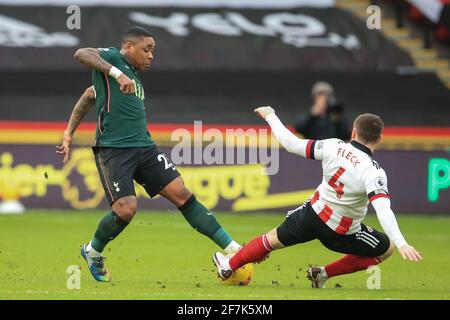 John Fleck #4 von Sheffield United fouls Steven Bergwijn #23 Von Tottenham Hotspur Stockfoto