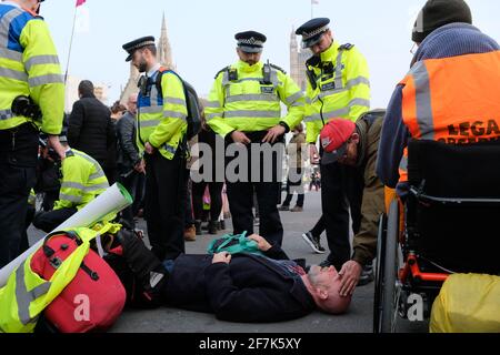 LONDON - 2019. APRIL: Protest gegen den Klimawandel in London. Stockfoto