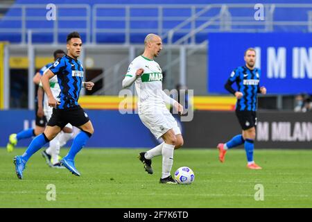 Mailand, Italien. April 2021. Vlad Chiriches (21) von Sassuolo in der Serie A Spiel zwischen Inter Mailand und Sassuolo bei Giuseppe Meazza in Mailand gesehen. (Foto: Gonzales Photo/Alamy Live News Stockfoto