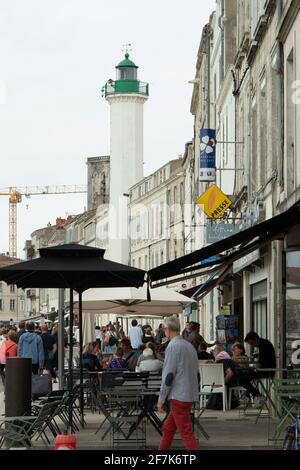 La Rochelle, Frankreich - 25. August 2018: Lebendigkeit rund um den Innenstadthafen Stockfoto