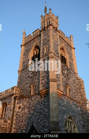 St Mary's Church, Stratford St Mary, Suffolk, England, Großbritannien an einem Sommerabend und Blick auf den nach Westen gerichteten Turm. Diese Kirche befindet sich an der A12. Stockfoto