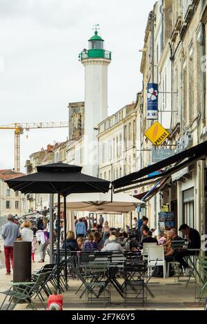 La Rochelle, Frankreich - 25. August 2018: Lebendigkeit rund um den Innenstadthafen Stockfoto