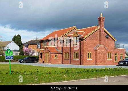 Freistehendes Haus zum Verkauf im Dorf Barmby-on-the-Marsh, East Yorkshire, England Stockfoto