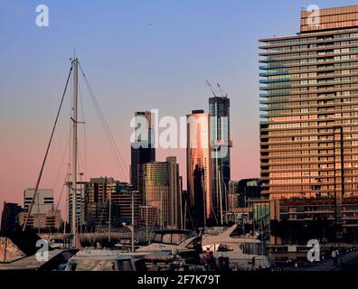 Blick von den Docklands auf Melbournes Southbank-Viertel. Stockfoto