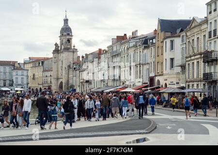 La Rochelle, Frankreich - 25. August 2018: Lebendigkeit rund um den Innenstadthafen Stockfoto