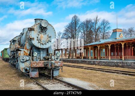 Retro Dampflokomotive Zug an alten Vintage Bahnhof. Haapsalu, Estland Stockfoto