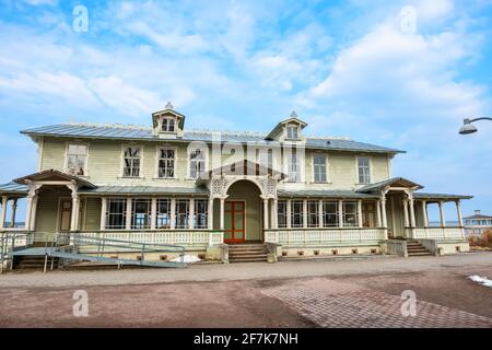 Vorderansicht der Kurhalle Kuursaal an der Strandpromenade. Haapsalu, Estland Stockfoto