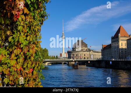 DEU, Deutschland, Berlin, 20.09.2020: Blick ueber die Spree auf das Bodemuseum und den Fernsehturm in Berlin im Spaetsommer Stockfoto