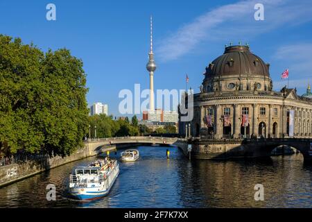 DEU, Deutschland, Berlin, 20.09.2020: Blick ueber die Spree auf das Bodemuseum und den Fernsehturm in Berlin im Spaetsommer Stockfoto