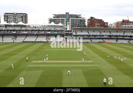 Craig Overton von Somerset spielt Middlesex' Sam Robson zum Auftakt des LV= Insurance County Championship-Spiels auf dem Lord's Cricket Ground, London, den ersten Ball. Bilddatum: Donnerstag, 8. April 2021. Stockfoto