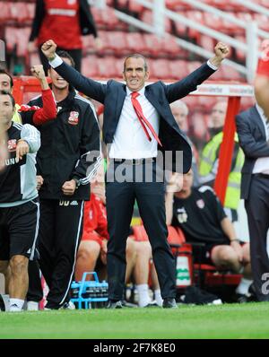 SWINDON V ROTHERHAM. SWINDON MANAGER PAOLO DI CANIO NACH MATT RITCHIE LÄUFT AUF PUNKTE DAS 1. TOR. 3/9/2011. BILD DAVID ASHDOWN Stockfoto