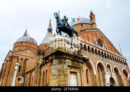 Außenansicht der Basilika St. Antonius in Padua Italien mit Eine Statue von Donatelli im Vordergrund Stockfoto