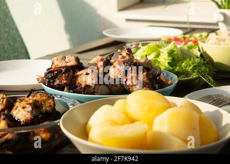 Picknick im Freien mit Grilltreffen und frischem Gemüse im Sommer Zeit Stockfoto