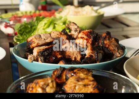 Picknick im Freien mit Grilltreffen und frischem Gemüse im Sommer Zeit Stockfoto