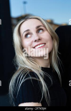Lächelndes porträt einer europäischen weißen jungen Frau mit blauen Augen Stockfoto