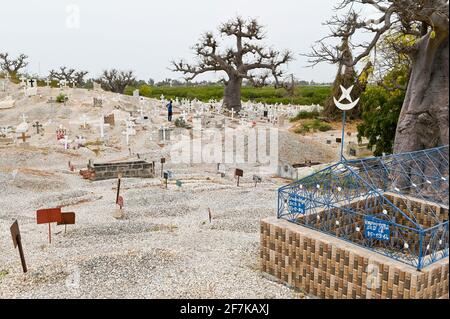 SENEGAL, Insel Fadiouth, Friedhof, gemischter Friedhof mit Gräbern für muslime und christen, Baobab-Baum Stockfoto