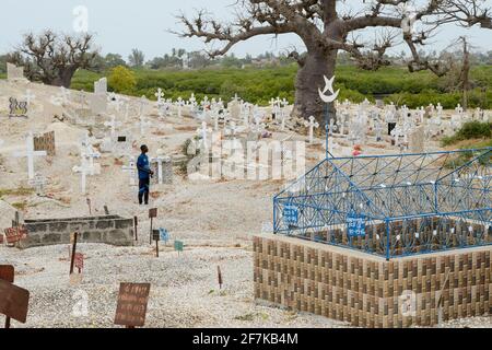 SENEGAL, Insel Fadiouth, Friedhof, gemischter Friedhof mit Gräbern für muslime und christen, Baobab-Baum Stockfoto