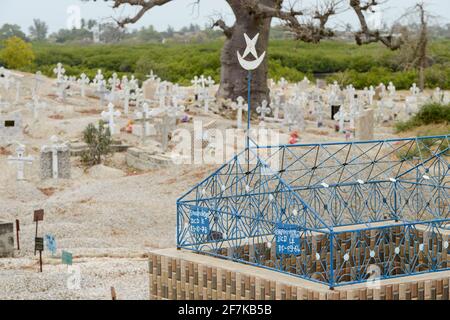 SENEGAL, Insel Fadiouth, Friedhof, gemischter Friedhof mit Gräbern für muslime und christen, Baobab-Baum Stockfoto